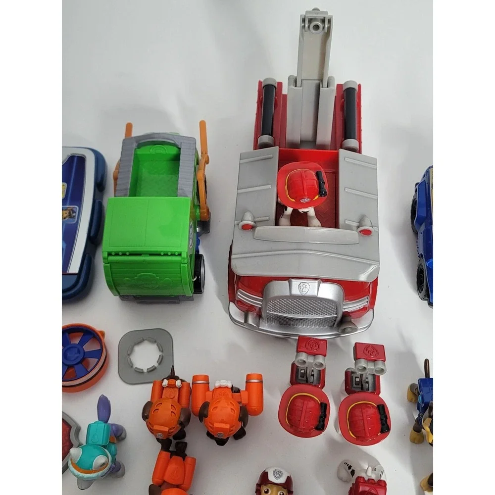 Huge Lot of 30 Paw Patrol Figures Vehicles Parts Chase Marshall Zuma Spin Master